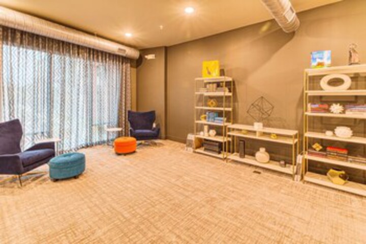 Lounge 158 of 283