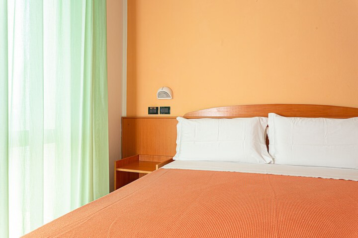 Room 7 of 28