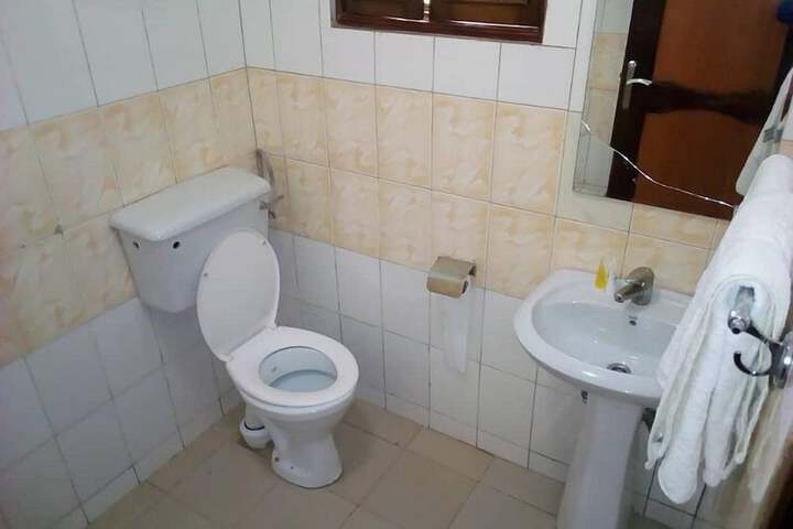 Room 5 of 9