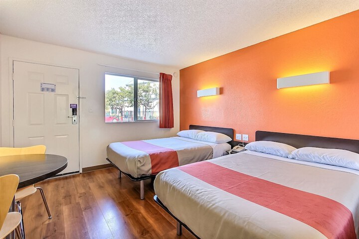 2 Double Beds (6 of 10)