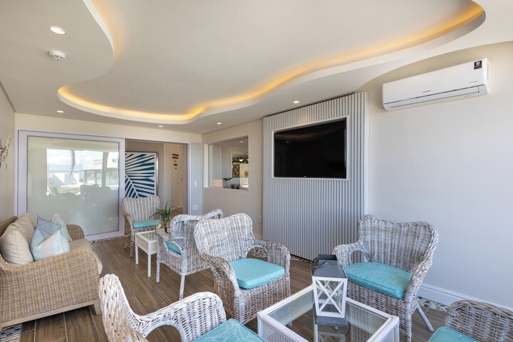 Lounge 112 of 125