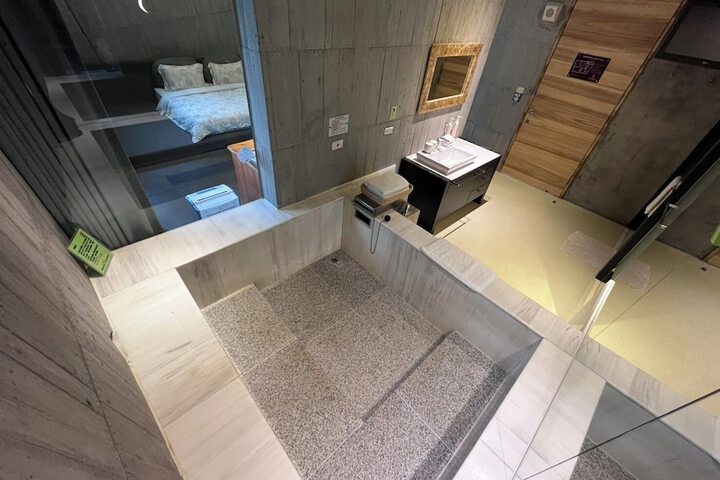 Room 35 of 47