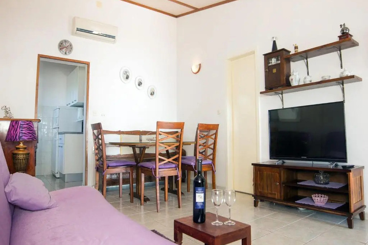 Room 4 of 9