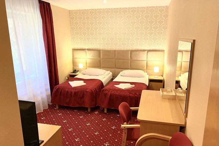 Room 6 of 32