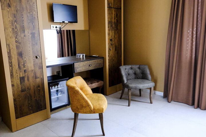 Room 6 of 28