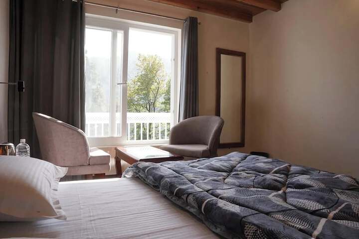 Room 6 of 10