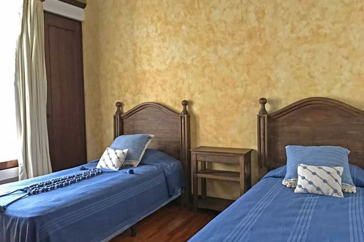 Room 4 of 10