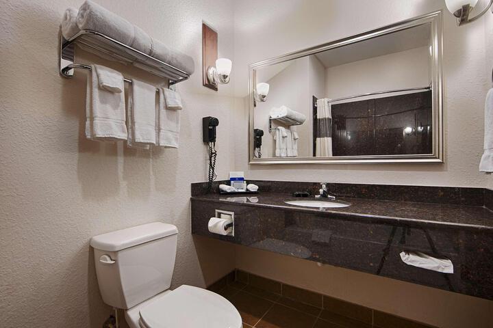 2 Queen Beds High Speed Internet Accessible Microwave and Refrigerator Flat Screen Television Desk Full Breakfast (1 of 10)