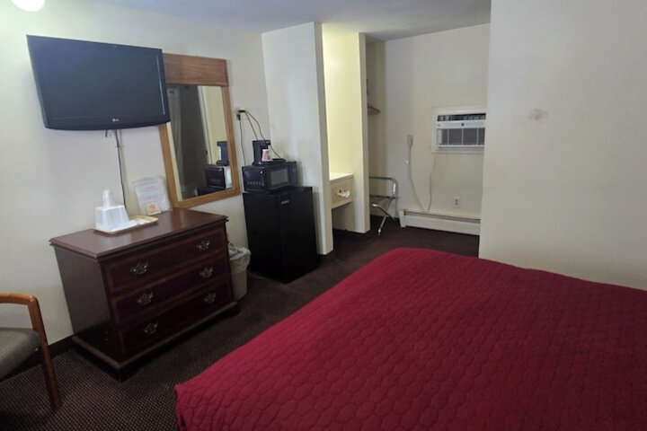 1 Queen Bed (2 of 6)