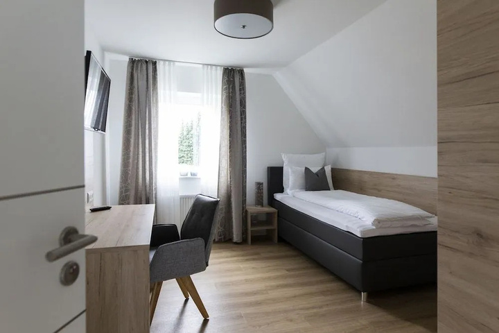 Room 9 of 12