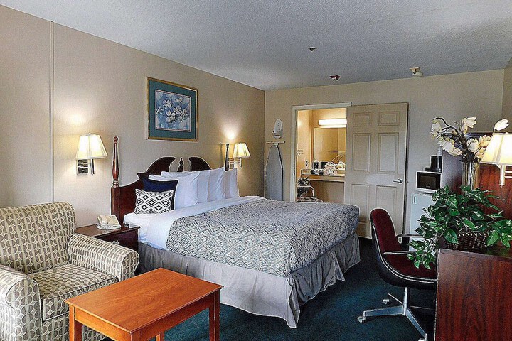 1 King Bed (2 of 11)