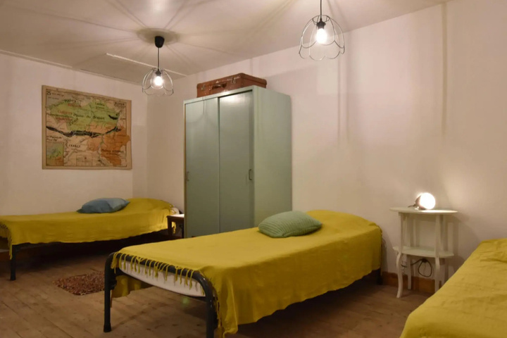 Room 6 of 18