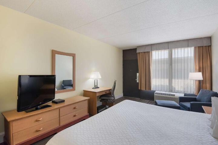 2 Double Beds Pet Friendly Internet Accessible Microwave, Refrigerator in Room Dvd Continental Breakfast (2 of 13)