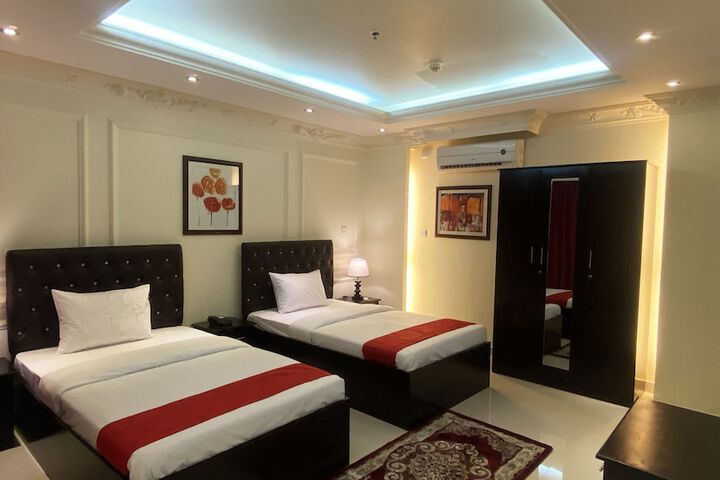 Room 6 of 28