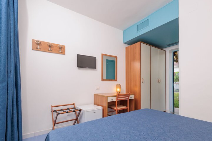 Room 6 of 18