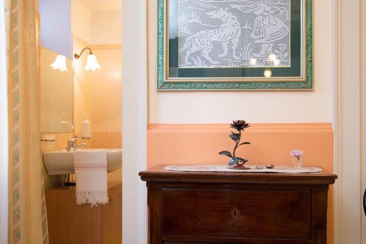 Room 4 of 6