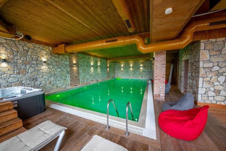 Pool 9 of 15