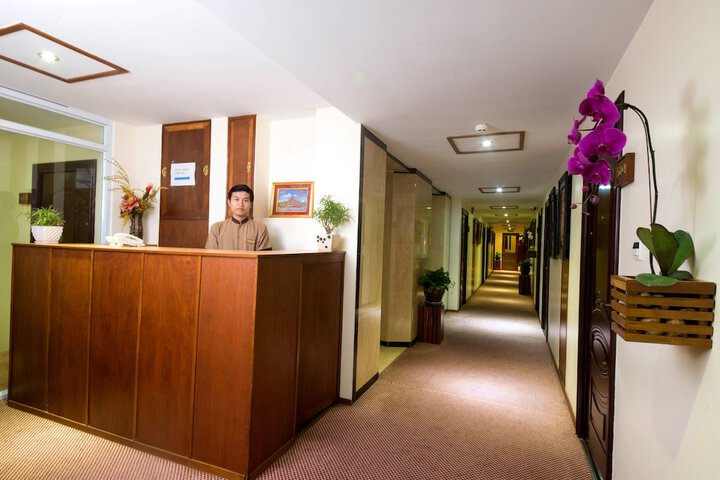 Ballroom/Hall 35 of 37