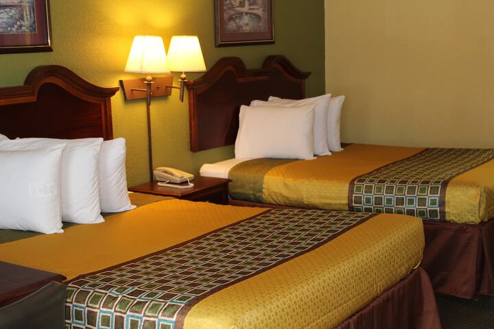 2 Queen Beds (5 of 14)