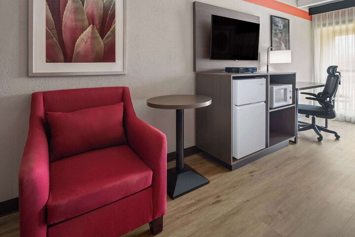 1 Queen Bed Accessible Room (6 of 15)