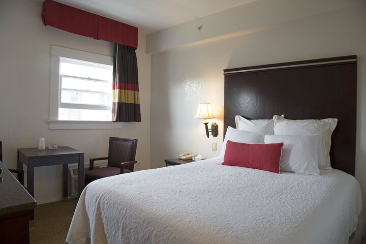 1 Queen Bed (7 of 17)