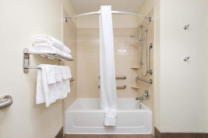 1 Queen Studio Comm Mobility Accessible Roll in Shower (5 of 13)