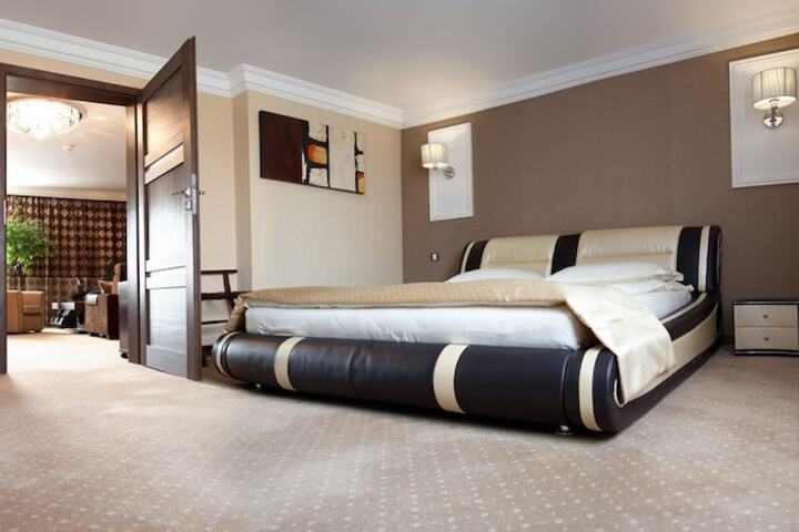 Room 4 of 33