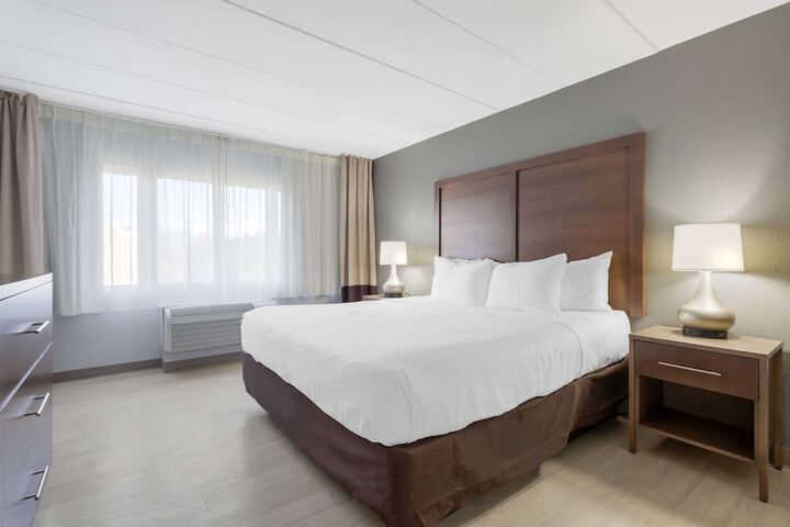 1 King Bed (3 of 19)