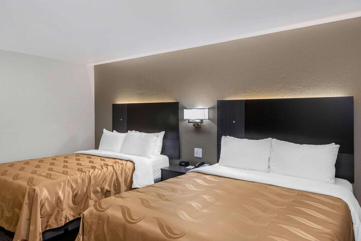 2 Queen Beds (9 of 10)