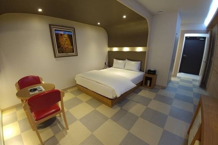 Room 4 of 13