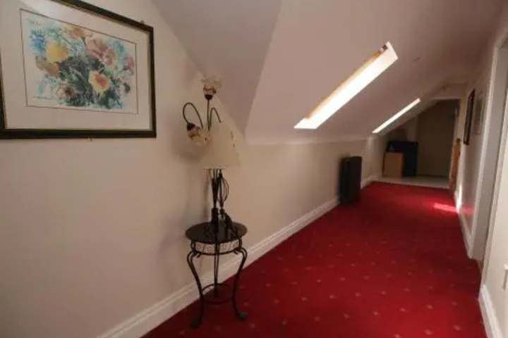 Room 8 of 10