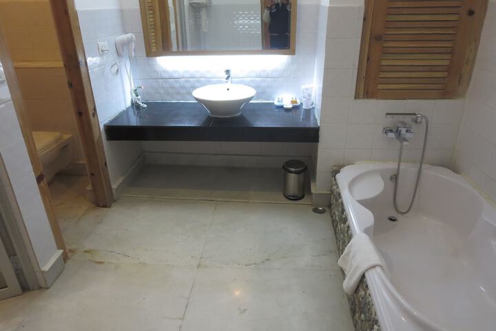 Room 10 of 37
