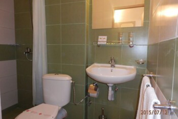 Room 7 of 33