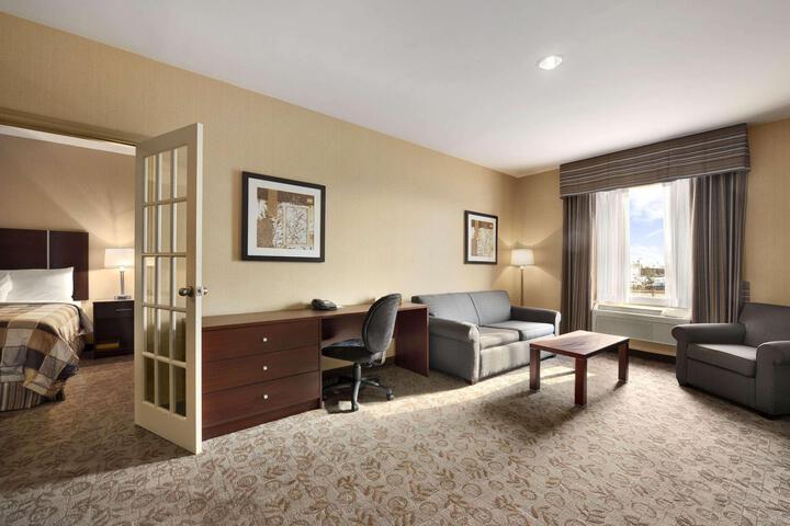 1 Queen Bed (5 of 8)