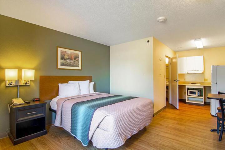Studio Queen Bed Accessible (3 of 12)