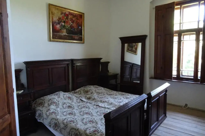 Room 6 of 28