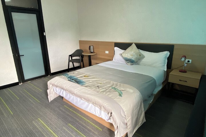 Room 4 of 28
