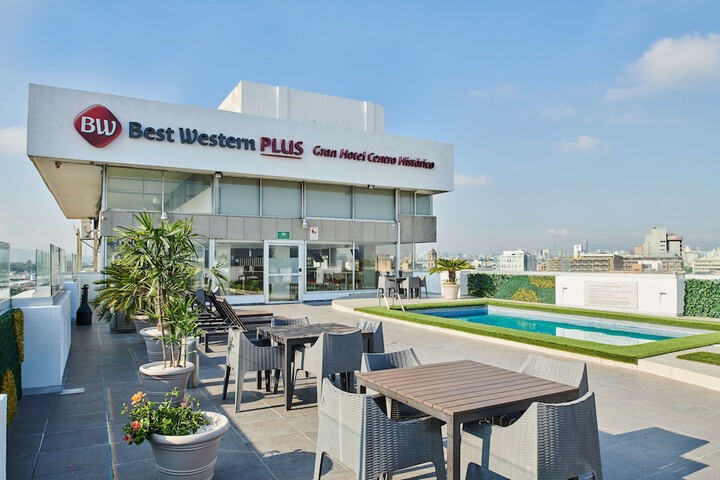 Hotel Pool