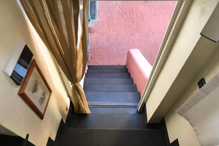 Room 8 of 11