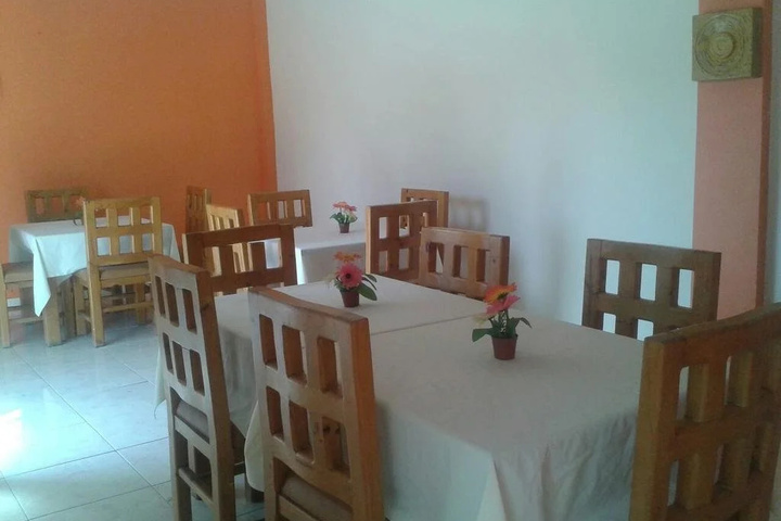 Dining 2 of 8