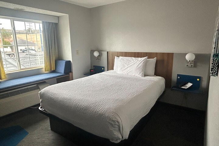 1 Queen Bed Accessible Room (2 of 19)