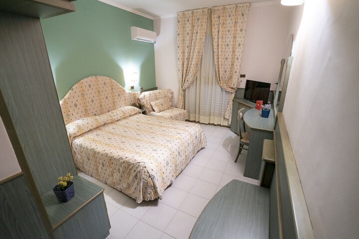 Room 4 of 13