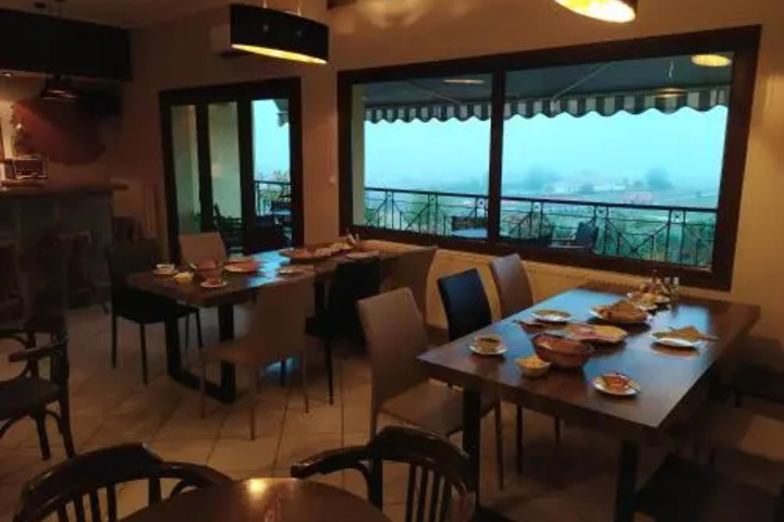 Dining 15 of 16
