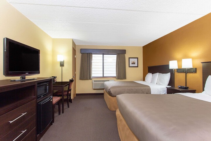 1 Queen Bed (10 of 14)