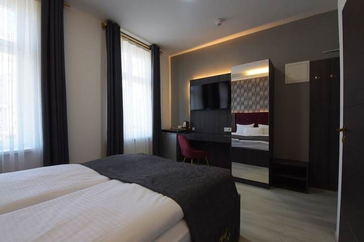 Room 6 of 9