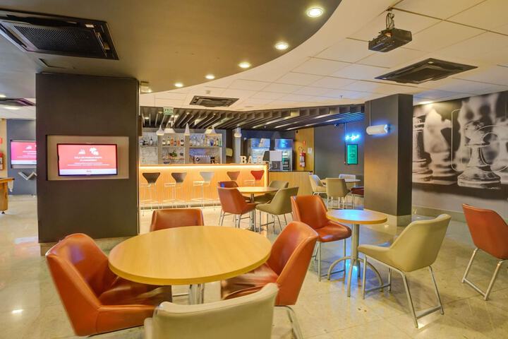 Lounge 76 of 97