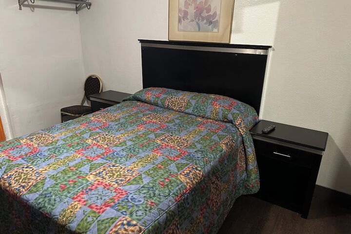 Room 7 of 18