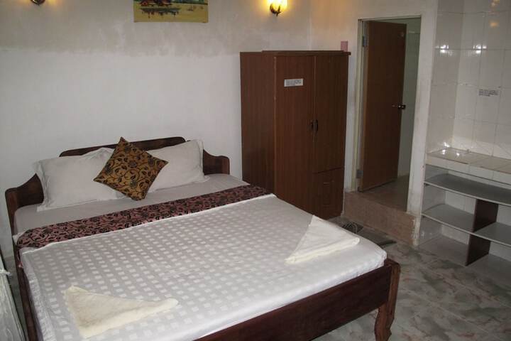 Room 13 of 28