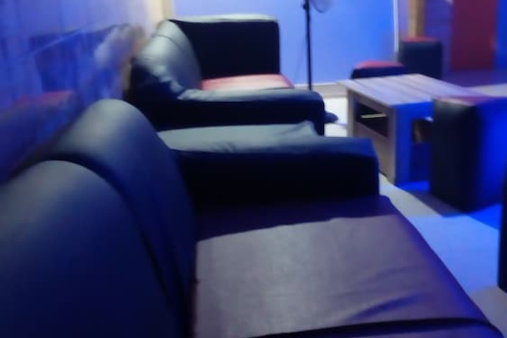Lounge 31 of 42