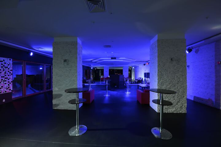 Lounge 57 of 79